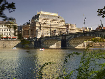 160901-ohl-reconstruye-la-fachada-del-teatro-nacional-de-praga_500x375