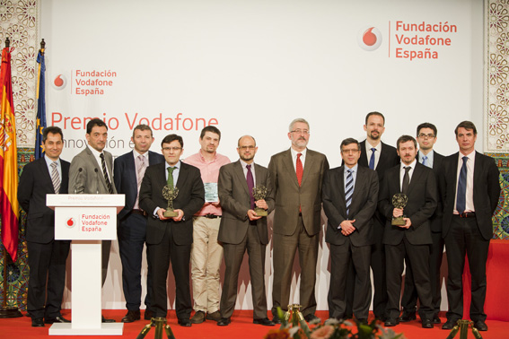 Pies de foto: Antonio Ávila y Francisco Román junto a los premiados. 