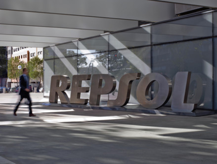 Detalle del nombre REPSOL en la entrada de la sede Campus Empresarial Repsol.