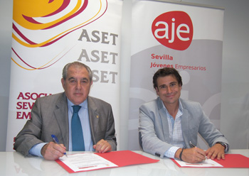 Firma del convenio entre ASET y AJE Sevilla