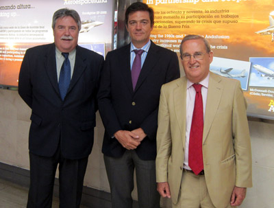 Juan Pedro Vela, presidente del Cluster Hélice; Eugenio Pérez Luengo, director del Aeropuerto de Sevilla; y Manuel Cruz, director de Hélice, durante su visita a la exposición