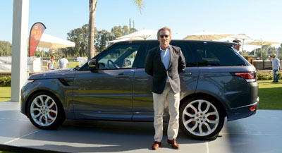El duque de Alba delante del nuevo Range Rover Sport