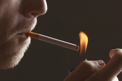 Encendiendo cigarro