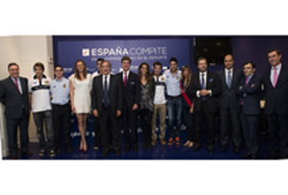 Los presidentes del CSD, CEOE y AD con una representación de deportistas en el acto de ESPAÑA COMPITE© David Mudarra