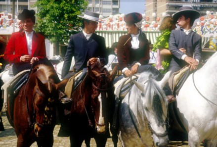 Gente  a caballo Feria de Abril ( Sevilla) Foto Bernardo Guerra