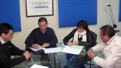 Firma del acuerdo entre AXA y AEMA