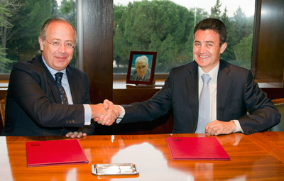 Firma del acuerdo entre IESE y COFACE