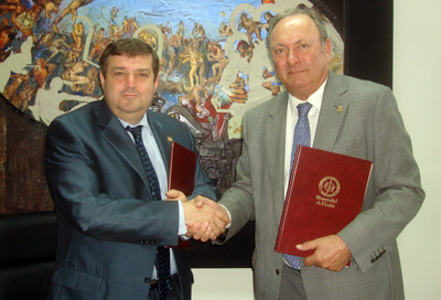 Firma del convenio entre Universidad de Huelva y Cepsa
