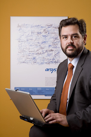 El Director General de EUROMASTER España, Lionel Dantiacq (a la dcha), recibe la certificación de manos de Mario Calderón, Adjunto al Director General de AENOR