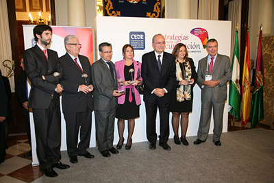 Foto de familia de los premiados por CEDE