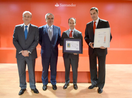 Foto entrega certificado Santander