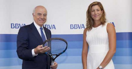 Garbine_Muguruza_entrega_la_raqueta_Francisco_Gonzalez_LQ