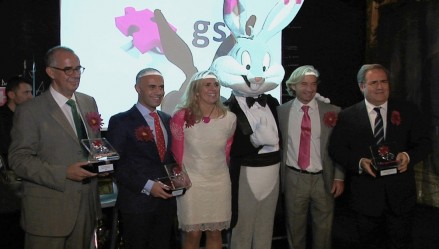 Imagen (de izq. a dcha.): Emiliano González, Director General de MSC Cruceros, José Asenjo, Director General de Parque Warner, Carmen Soto, Socia Directora de GS Networks, Bugs Bunny, L. Alfonso Gutiérrez, Socio Director de GS Networks y Fernando Tomás, Director de Comunicación de Viajes El Corte Inglés