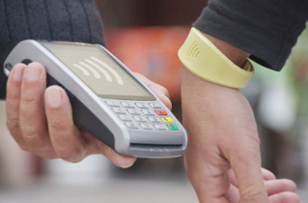 Imagen de la pulsera Visa -contactless- de CaixaBank
