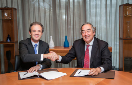 Jordi Gual y Juan Rosell durante la firma del acuerdo.