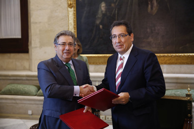 Juan Ignacio Zoido y Antonio Pulido, tras la firma del convenio