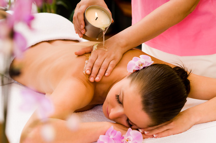 Frau bekommt eine Kerzenwachs Massage